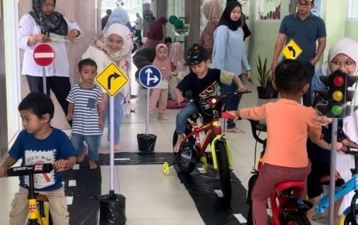 tk al azhar 35 surabaya berinovasi mengadakan kegiatan bersepeda untuk dukung calistung