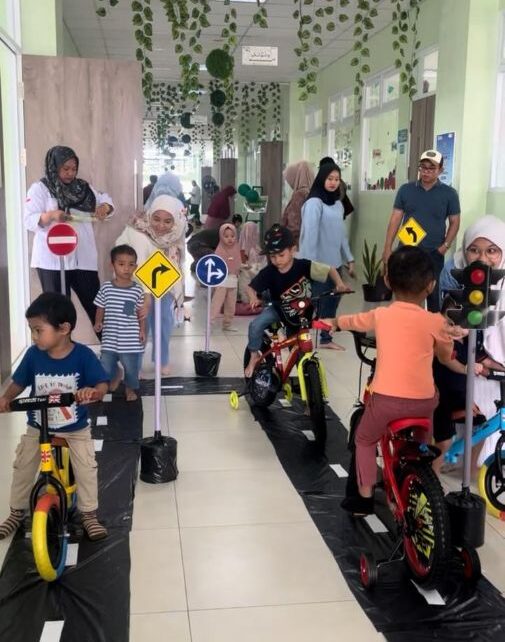 tk al azhar 35 surabaya berinovasi mengadakan kegiatan bersepeda untuk dukung calistung