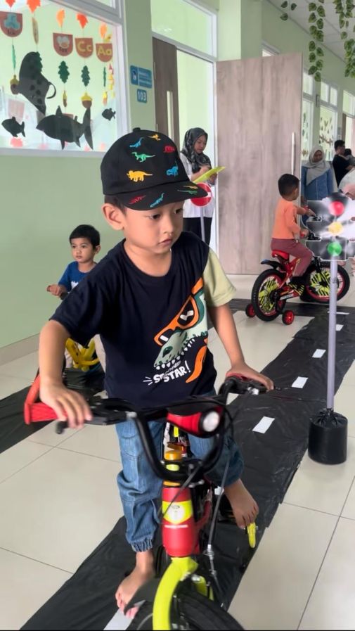 toddler di tk al azhar 35 surabaya sedang bersepeda dalam acara clistung bersama