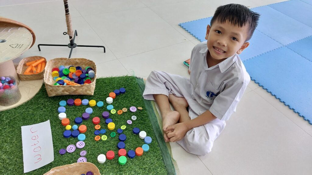 gambar-anak-tk-sedang-tersenyum-belajar