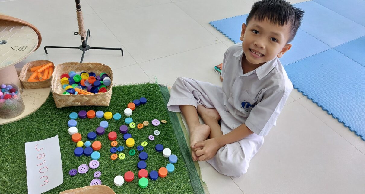 gambar-anak-tk-sedang-tersenyum-belajar
