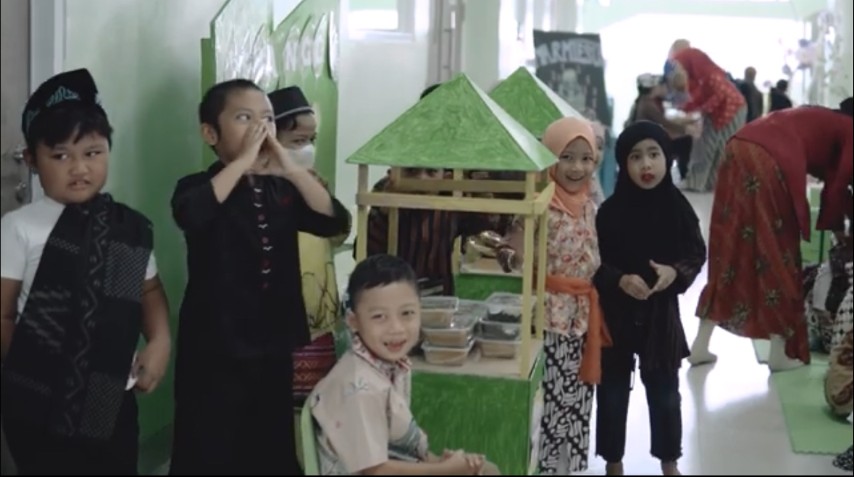 keceriaan peserta didik tk al azhar 35 surabaya dalam pelaksanaan program kidspreneur panen raya