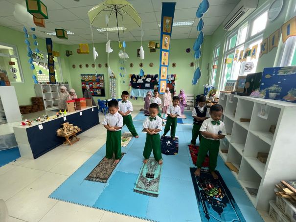 peserta didik di tk al azhar 35 surabaya melakukan pembiasaaan kegiatan agama