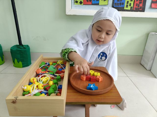 peserta didik di tk al azhar 35 surabaya mengembangkan kemampuan kognitif