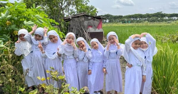 peserta didik di tk al azhar 35 surabaya riang gembira di sawah