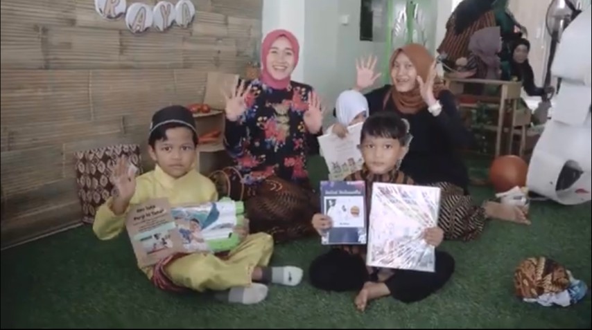 peserta didik menunjukkan keceriaan bersama orang tua dalam acara panen araya tk al azhar 35 surabaya