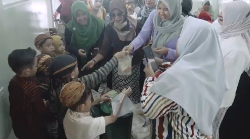 peserta didik tk al azhar 35 surabaya bersemangat melayani pengunjung yang membeli dagangannya