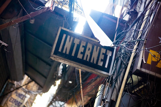plang informasi internet dengna kabel semrawut