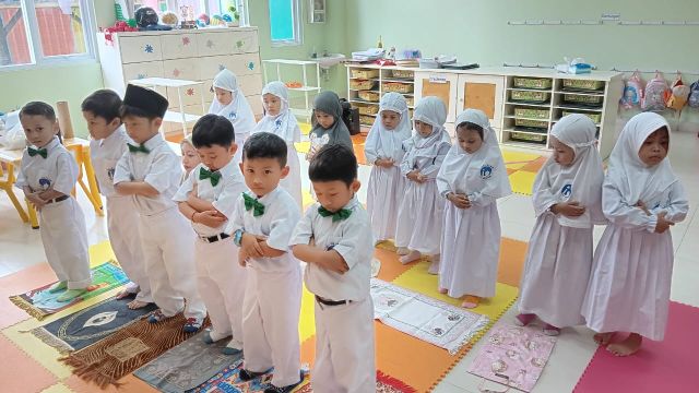 playgroup di tk al azhar 35 surabaya melakukan kegiatan keagamaan