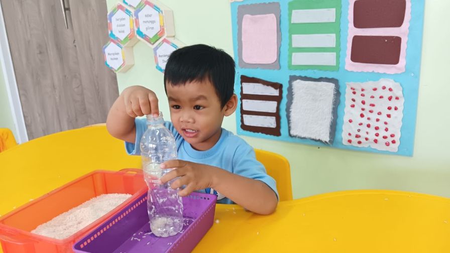 playgroup di tk al azhar 35 surabaya melakukan mengasah motorik halus
