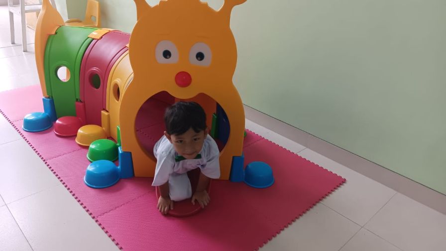 playgroup di tk al azhar 35 surabaya mengasah motorik kasar