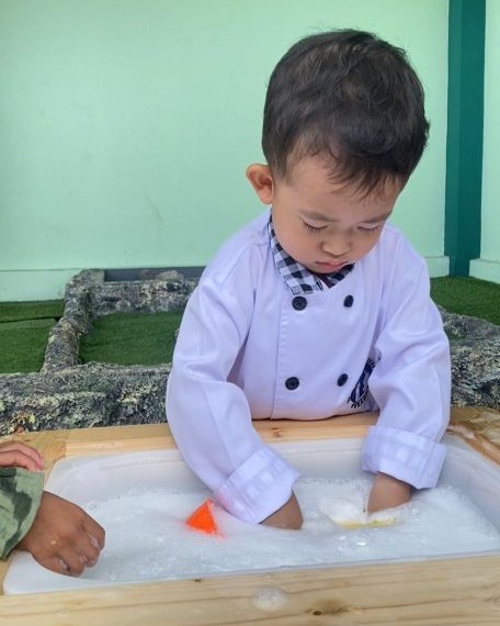 salah satu toddler di tk al azhar 35 surabaya sedang melatih motorik halus