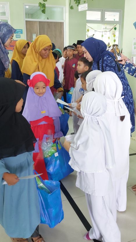 tk al azhar 35 al azhar surabaya melakukan santunan kepada anak yatim