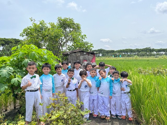 senyum gembira peserta didik di tk al azhar 35 surabaya berkegiatan ourdoor di sawah
