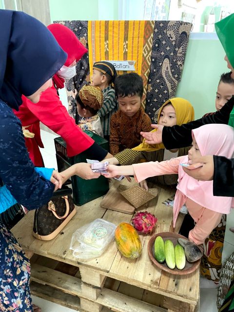 siswa tk al azhar 35 surabaya merayakan hari kartini