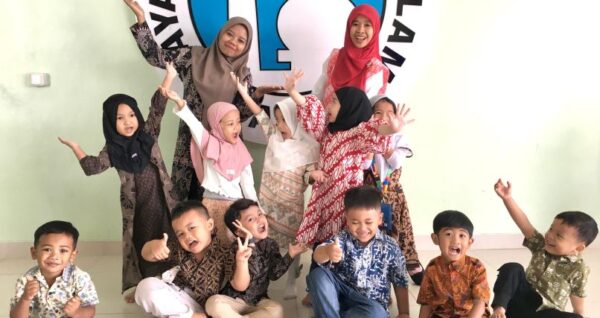 siswa tk alazhar 35 surabaya merayakan har kartini
