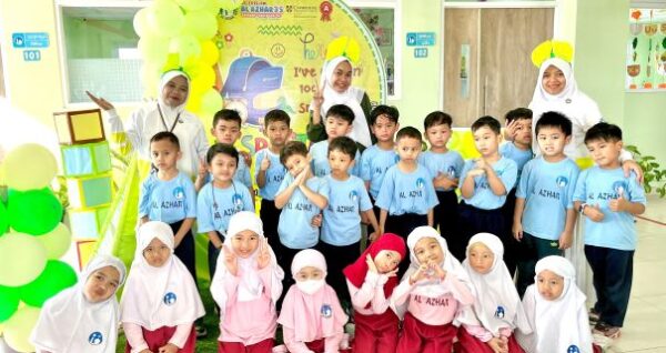tk al azhar 35 surabaya mengadakan acara 100 days at school