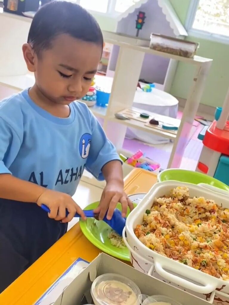 toddler di tk al azhar 35 surabaya mengasah sosial emosional