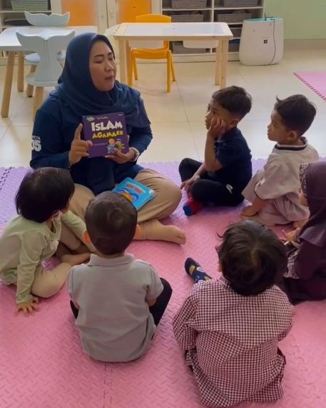 toddler di tk al azhar 35 surabaya sedang belajar bahasa dengan ibu guru