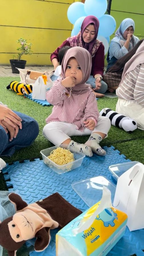 toddler mengikuti finger food tk al azhar 35 surabaya