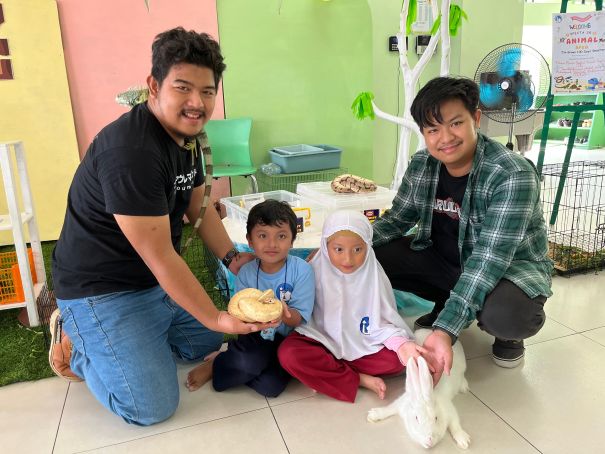 toddler tk al azhar 35 surabaya berinteraksi dengan hewan didampingi ahli