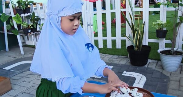 murid KB TK Islam Al Azhar belajar melalui sentuhan alam