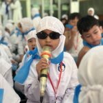 Murid KB-TK Islam Al Azhar 35 Surabaya Barat sedang melakukan praktik ber Talbiah.