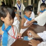 Murid KB-TK Islam Al Azhar 35 Surabaya Barat sedang melakukan praktik Stamp Paspor