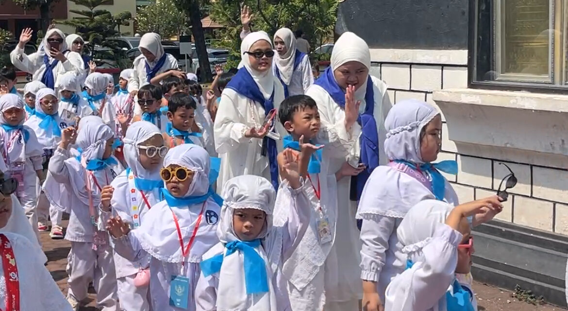 Murid KB-TK Islam Al Azhar 35 Surabaya Barat sedang melakukan praktik Tawaf mengelilingi replika Ka'bah