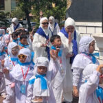 Murid KB-TK Islam Al Azhar 35 Surabaya Barat sedang melakukan praktik Tawaf mengelilingi replika Ka'bah