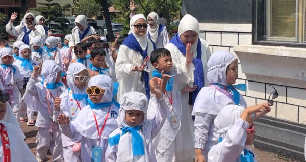 Murid KB-TK Islam Al Azhar 35 Surabaya Barat sedang melakukan praktik Tawaf mengelilingi replika Ka'bah