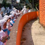Murid KB-TK Islam Al Azhar 35 Surabaya Barat sedang melakukan praktik lempar jumroh